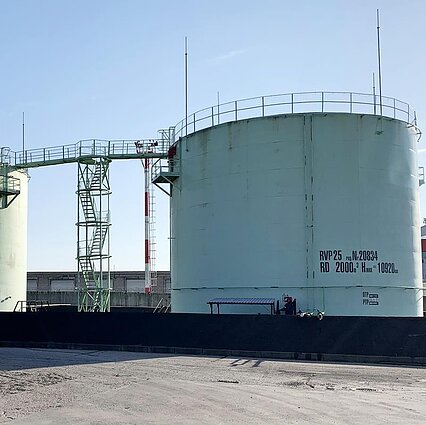 Vilniaus oro uosto degalų bazes valdo rusų verslininkas, artimas Putino aplinkai – juo susidomėta tik sulaukus LRT RADIJO klausimų