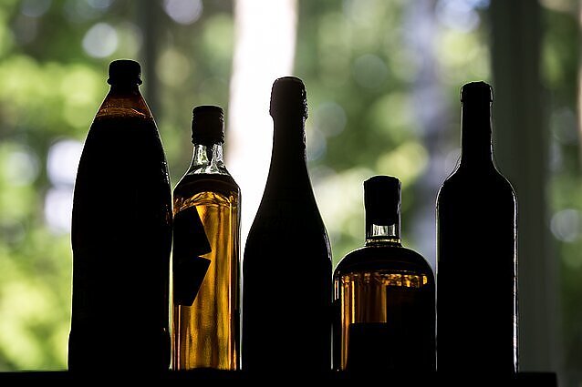 Siūlo įteisinti naminės degtinės gamybą: pardavinėti galės kaimo turizmu užsiimantys ūkininkai, o vaišintis – tik svečiai