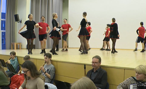 Ansamblis „Sietuva“ žiūrovui liaudies šokius pristato kitaip: tradiciją pina su autoriniais sprendimais kurdami neotautį meną