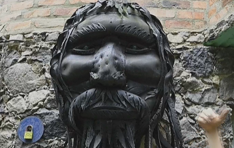 Menininkas iš Kolumbijos skulptūras kuria iš panaudotų padangų: siekia atkreipti dėmesį į klimato taršą