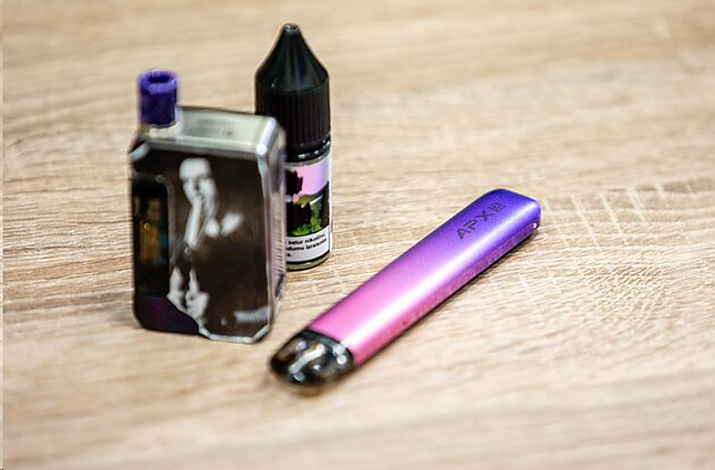 Sulaikyti 9 asmenys, platinę elektroninių cigarečių skystį su įtartinomis medžiagomis: su pirkėjais įtariamieji bendravo per programėles