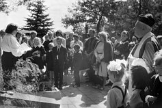 20 maja 1990 roku urnę z ziemią katyńską umieszczono na mejszagolskim cmentarzu