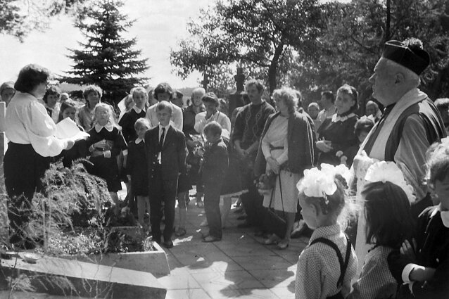 20 maja 1990 roku urnę z ziemią katyńską umieszczono na mejszagolskim cmentarzu