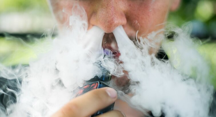 Dienos tema. Toksikologijos centro vadovas: manymas, kad jei jaunimas rūkys elektronines cigaretes – nerūkys tradicinių, yra paneigtas – tokie paaugliai rūko dvigubai daugiau