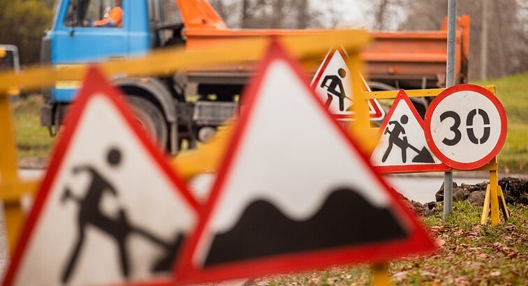 Varėnos rajono gyventojai skundžiasi prastais ir pavojingais keliais: tai yra baisu, važiuoji su vaikais ir drebi