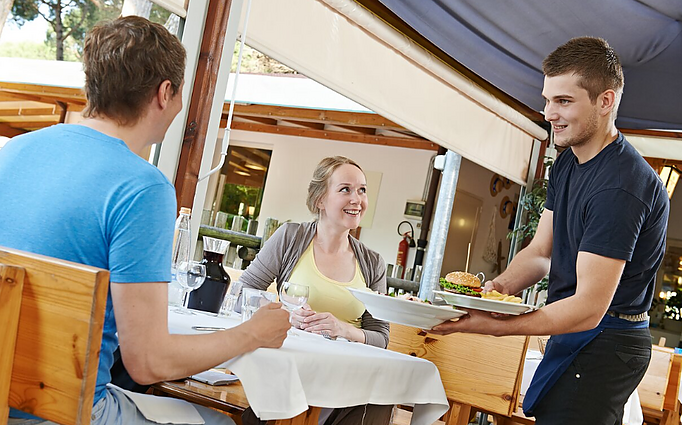 Artėjant vasarai, artėja ir sezoniniai darbai: ką reikia žinoti sudarant darbo sutartis?