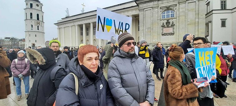 Андрей Десницкий с супругой на митинге в поддержку Украины