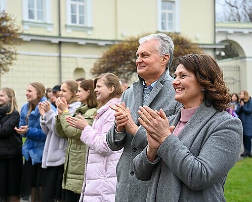 Šokiai, žaidimai ir margučių tvirtumo varžytuvės: Prezidentūroje gyventojams surengta Atvelykio šventė