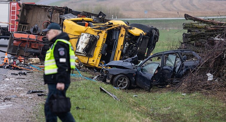 Žinios. Tragiška avarija Vilniaus rajone, pražudžiusi 5 asmenis: užgeso ir į reanimaciją atgabentos šešiametės gyvybė