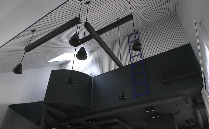 Juodos ir baltos spalvų būsto interjeras su grafikos akcentais: išskirtinė detalė – mėlynos kopėčios