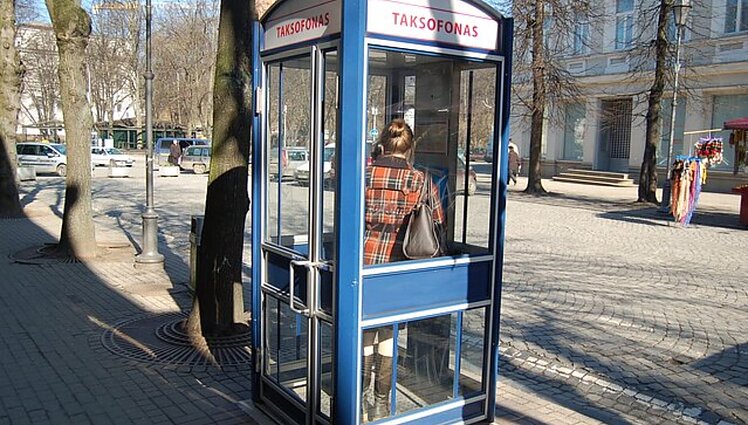 Taksofonų būdelės sugrįžta: dovanos pasiūlysiantiems kūrybišką idėją, kaip „įdarbinti“ senąsias būdeles