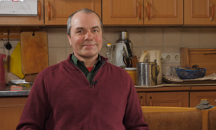 Nepaprasti žmonės. Linas miega bičių avilyje, nesuka laikrodžių ir nesinaudoja savitarnos kasomis: jeigu aš skaičiuosiu, tai jūs ir sumokėkit man