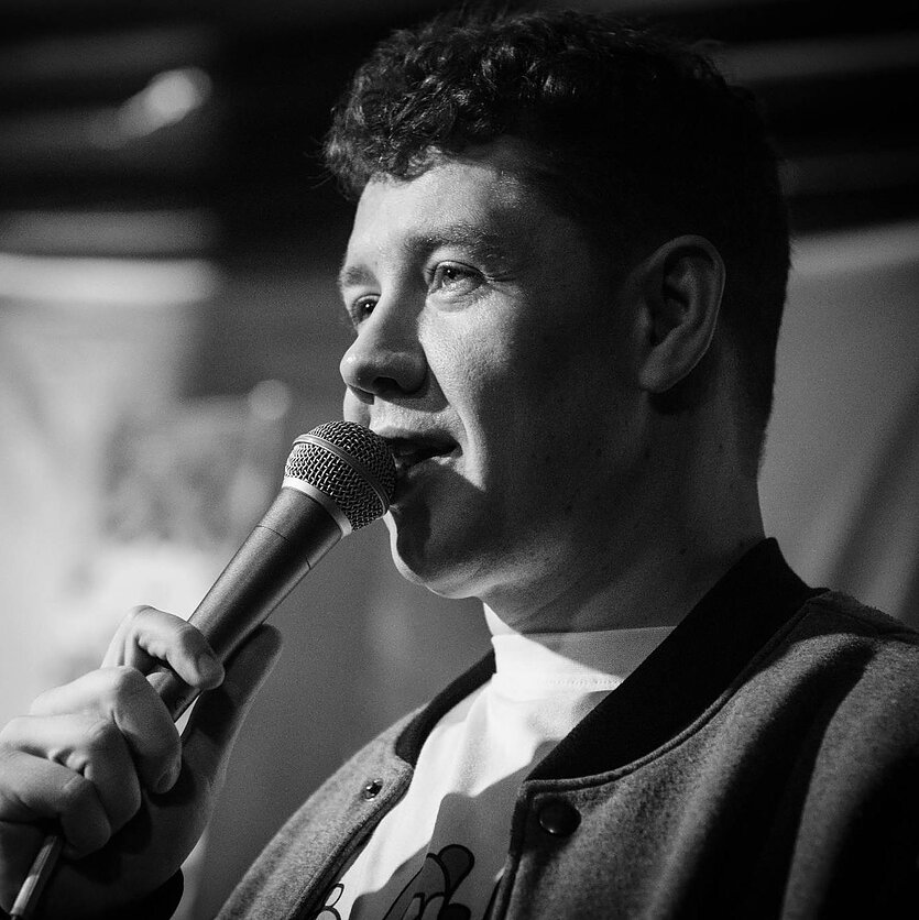 Rajonas. LRT Opus laidos „Rapsodija“ vedėjas Aleksandras Kovganko – Sania Banginis: Baltupiuose susitikdavo reperiai su „rajonskais“ ir jie rasdavo bendrą kalbą