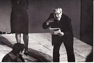 Juozas Miltinis su aktoriais spektaklio repeticijoje. 1966 m.  