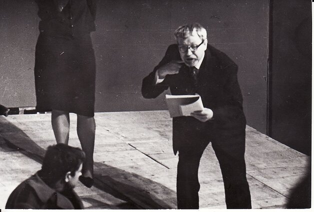 Juozas Miltinis su aktoriais spektaklio repeticijoje. 1966 m.  