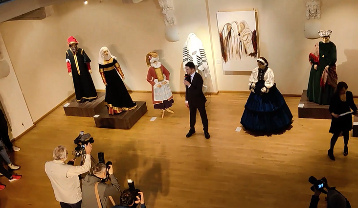 Menora. Vilniaus Gaono žydų istorijos muziejuje – paroda „Talitai, kapotos, parišalai“: kaip anksčiau rengėsi Lenkijos žydai?