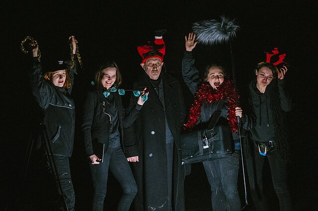 Scena iš Klaipėdos jaunimo teatro / Arpado Schillingo spektaklio „Įstrigę“ Scena iš Klaipėdos jaunimo teatro / Arpado Schillingo spektaklio „Įstrigę“