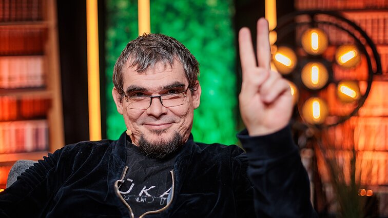 Grupės „Lietuviai kiaulės“ vokalistu buvęs Emilis Vėlyvis: atitikau kriterijus turėti baisų balsą ir neturėti klausos