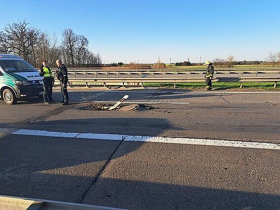 Žinios. Raseinių rajone automagistralėje atsivėrė duobė: įspėjama būti atsargiems kelyje