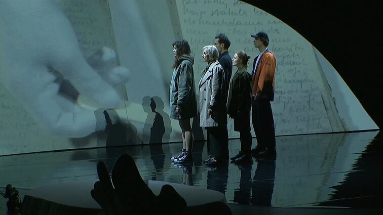 Švedkauskaitės spektaklyje – vaizduotės dokumentika iš tremtinės istorijos, knygos ir užrašų, rastų po žeme