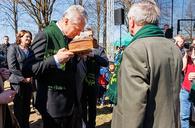 Žinios. Šakių rajone pasodintas ąžuolynas karo Ukrainoje aukoms atminti