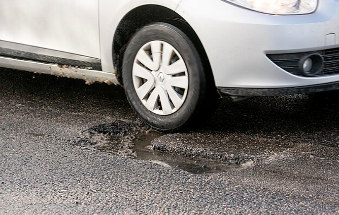 Žinios. Draudikai skaičiuoja augančias žalas, patirtas duobėtuose keliuose