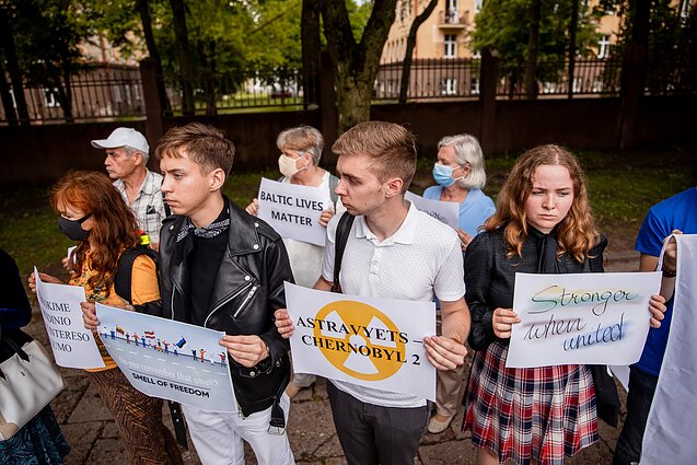 Акция по случаю обращения против депутатов Сейма Литвы к парламенту Латвии, с просьбой отказаться от покупки электроэнергии с БелАЭС Островецкой АЭС в Вильнюсе Акция по случаю обращения против депутатов Сейма Литвы к парламенту Латвии, с просьбой отказаться от покупки электроэнергии с БелАЭС Островецкой АЭС в Вильнюсе