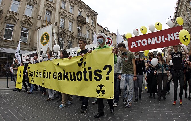 Протест в Вильнюсе против строительства АЭС в Островце, 2011 г. Протест в Вильнюсе против строительства АЭС в Островце, 2011 г.