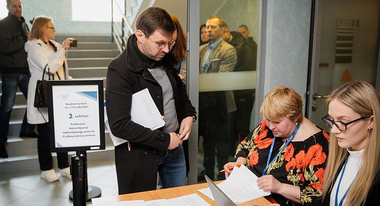 Žinios. Riaušių prie Seimo byloje prieš teismą stojo 87 asmenys: pareikšti kaltinimai dėl riaušių, keliems – dėl disponavimo ginklais, sprogmenimis