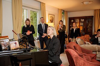 JK ambasadorius Lietuvoje Brianas Olley pakvietė Moniką Linkytę į išlydėtuvių į eurovizinį Liverpulį vaišes JK ambasadorius Lietuvoje Brianas Olley pakvietė Moniką Linkytę į išlydėtuvių į eurovizinį Liverpulį vaišes