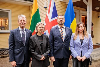 JK ambasadorius Lietuvoje Brianas Olley pakvietė Moniką Linkytę į išlydėtuvių į eurovizinį Liverpulį vaišes JK ambasadorius Lietuvoje Brianas Olley pakvietė Moniką Linkytę į išlydėtuvių į eurovizinį Liverpulį vaišes