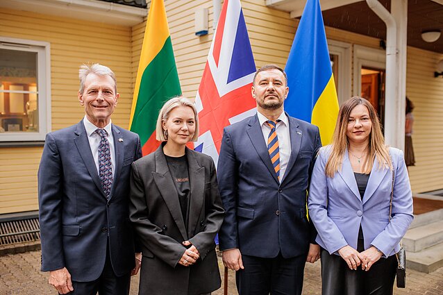 JK ambasadorius Lietuvoje Brianas Olley pakvietė Moniką Linkytę į išlydėtuvių į eurovizinį Liverpulį vaišes JK ambasadorius Lietuvoje Brianas Olley pakvietė Moniką Linkytę į išlydėtuvių į eurovizinį Liverpulį vaišes