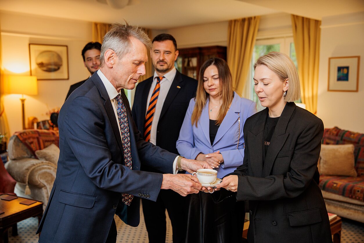 JK ambasadorius Lietuvoje Brianas Olley pakvietė Moniką Linkytę į išlydėtuvių į eurovizinį Liverpulį vaišes JK ambasadorius Lietuvoje Brianas Olley pakvietė Moniką Linkytę į išlydėtuvių į eurovizinį Liverpulį vaišes