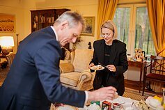 JK ambasadorius Lietuvoje Brianas Olley pakvietė Moniką Linkytę į išlydėtuvių į eurovizinį Liverpulį vaišes JK ambasadorius Lietuvoje Brianas Olley pakvietė Moniką Linkytę į išlydėtuvių į eurovizinį Liverpulį vaišes