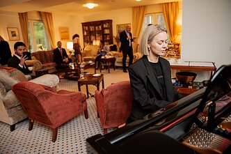 JK ambasadorius Lietuvoje Brianas Olley pakvietė Moniką Linkytę į išlydėtuvių į eurovizinį Liverpulį vaišes JK ambasadorius Lietuvoje Brianas Olley pakvietė Moniką Linkytę į išlydėtuvių į eurovizinį Liverpulį vaišes