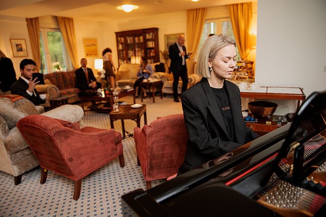 JK ambasadorius Lietuvoje Brianas Olley pakvietė Moniką Linkytę į išlydėtuvių į eurovizinį Liverpulį vaišes JK ambasadorius Lietuvoje Brianas Olley pakvietė Moniką Linkytę į išlydėtuvių į eurovizinį Liverpulį vaišes
