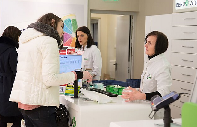 Seime svarstant leisti farmakotechnikams ir toliau dirbti vieniems, prie vaistinių surengta protesto akcija „Vaistininkystės laidotuvės“