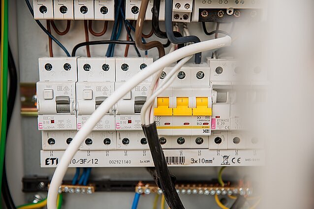 Seimas leido elektros tiekėjams neatsiklausiant vartotojų sumažinti tarifą: tiekėjai įžvelgia norą reguliuoti rinką