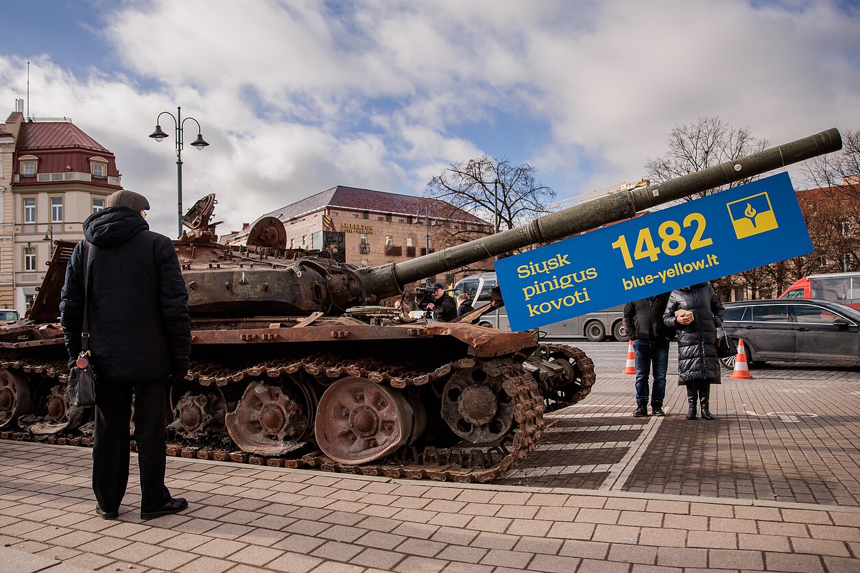 Katedros aikštėje eksponuojamas trofėjinis Rusijos kariuomenės tankas