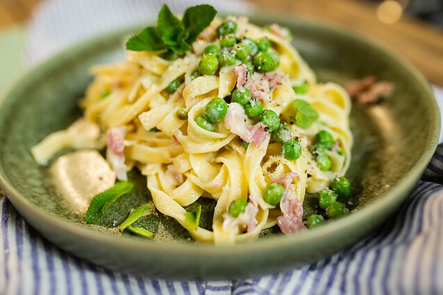 Patiekalas, mėgstantiems makaronų valgius: kitoks „Pasta Carbonara“ inspiruotas receptas su mėtomis ir žirneliais