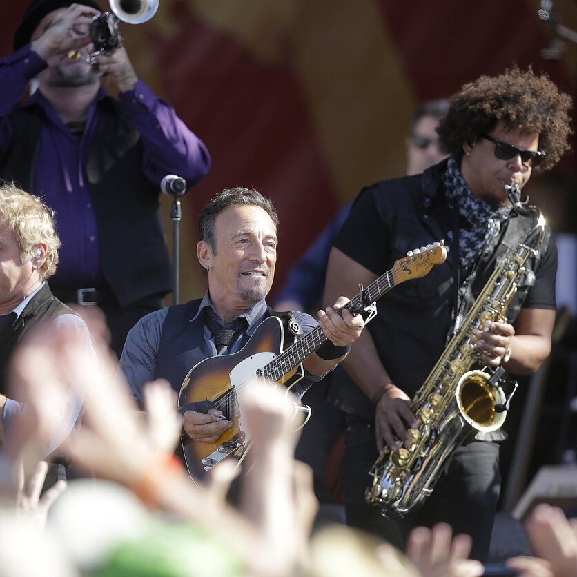 AP  nuotr., Bruce'as Springsteenas koncertuoja su E Street Band Naujojo Orleano džiazo ir paveldo festivalyje.