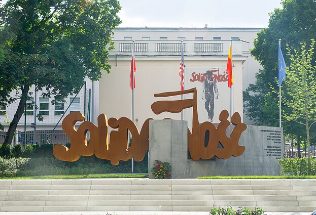 Памятник в Варшаве, посвященный движению "Солидарность"