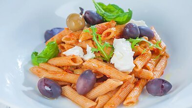 Pilno grūdo makaronai su pomidorų ir alyvuogių padažu