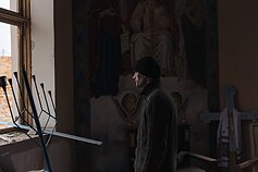 Житель Украины в разрушенном войно храме Житель Украины в разрушенном войно храме