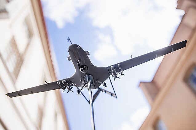 Karą keičiantys dronai: gali ne tik numesti sprogmenis, bet ir buteliukų vandens ar medikamentų