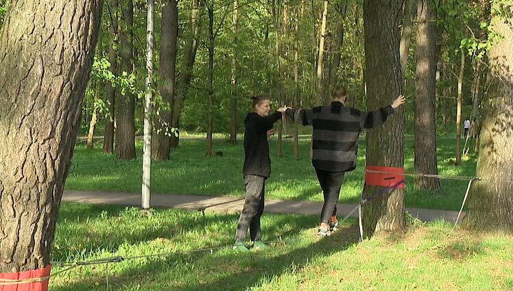 Aktyvaus laisvalaikio alternatyvas rasti nesunku – žongliravimą ir vaikščiojimą lynu jaunimas praktikuoja parke
