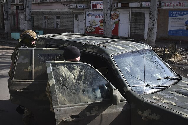 Žinios. Ukrainos fronte įprasti automobiliai atlaiko vos keletą savaičių: savanoriai gamina improvizuotas transporto priemones