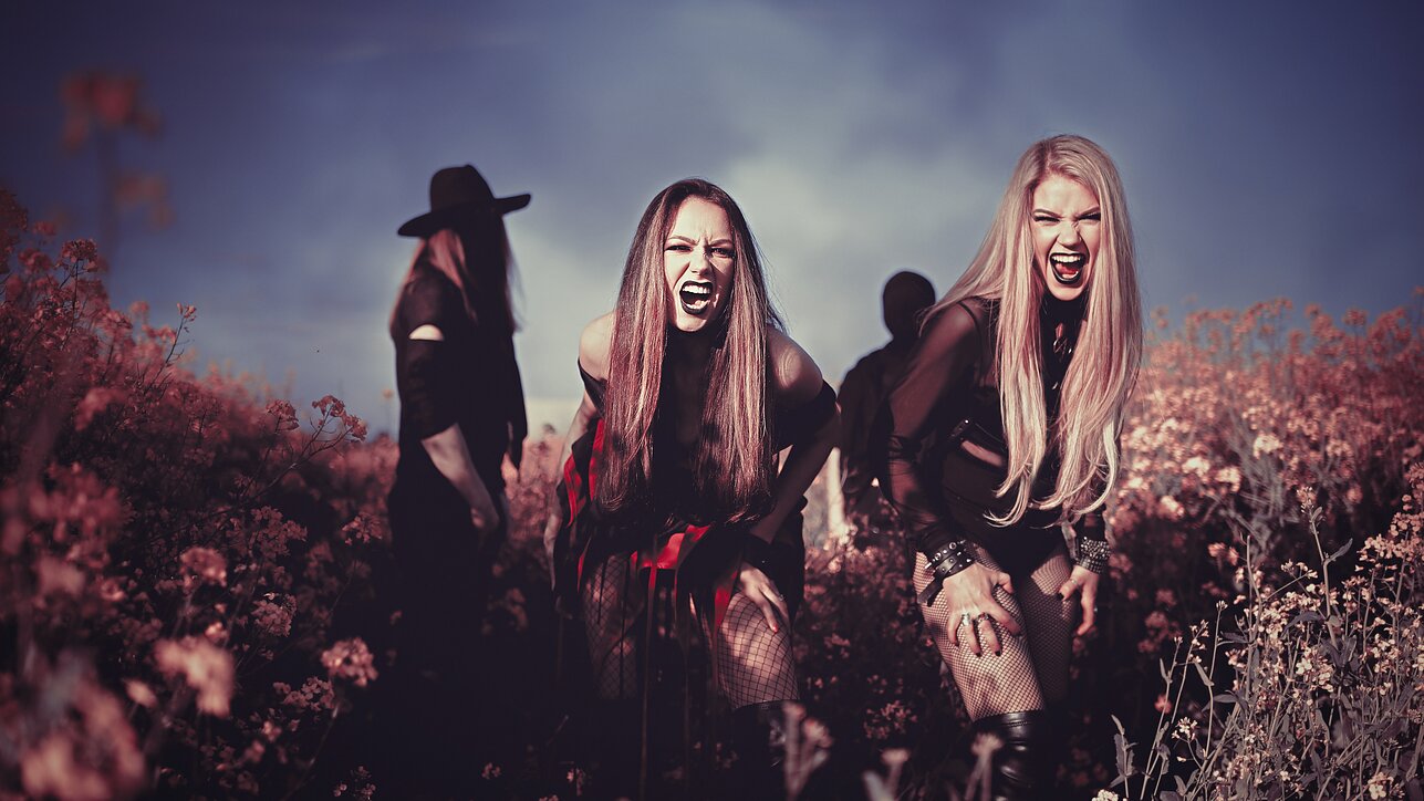 „Black Spikes“