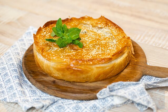 Pavasariškas Graikijos virtuvės įkvėptas pyragas, praturtintas lietuviškais skoniais