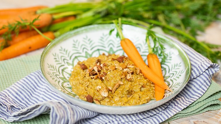 Ypatinga idėja šeimos pusryčiams ­– gardi, sveika ir kvapni avižinė morkų pyrago košė